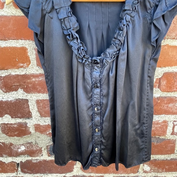 Hinge Ruffle Button Top - Picture 2 of 2